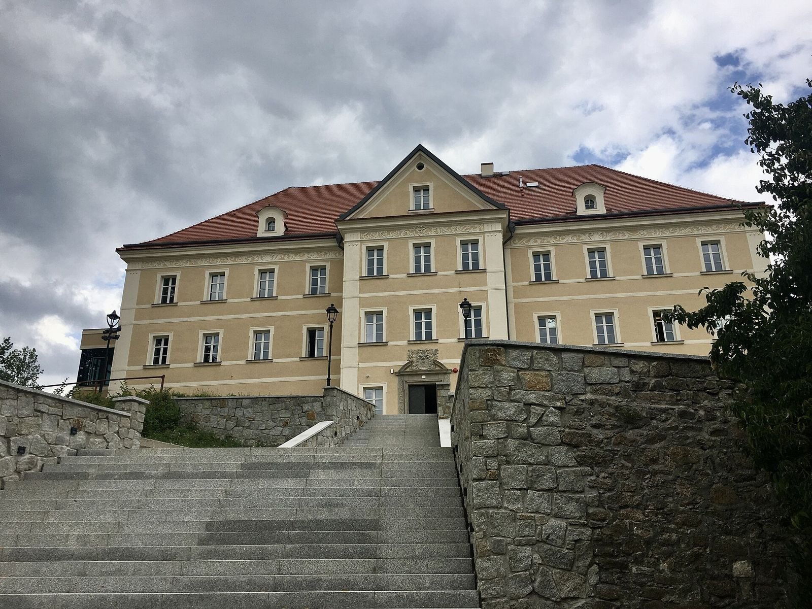 Szerokie granitowe schody i kamienna skarpa prowadzące do frontu pałacu w Sobieszowie.