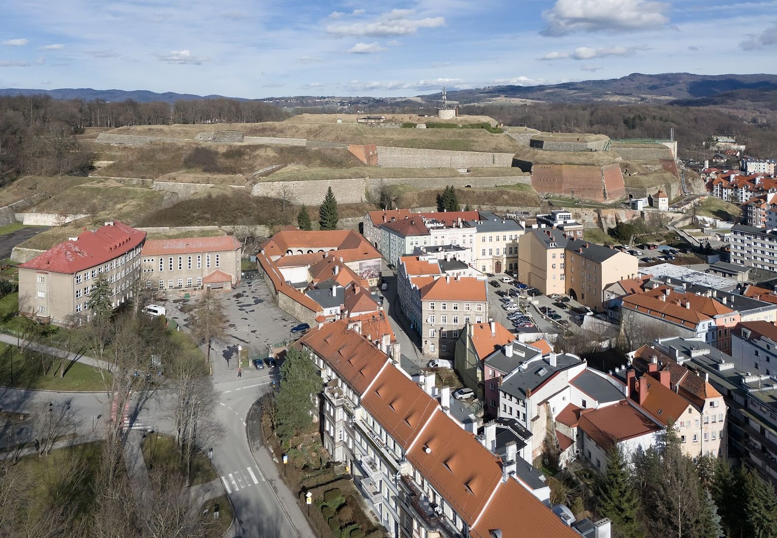 Twierdza Kłodzko na wzgórzu nad dachami miasta, widok z lotu ptaka