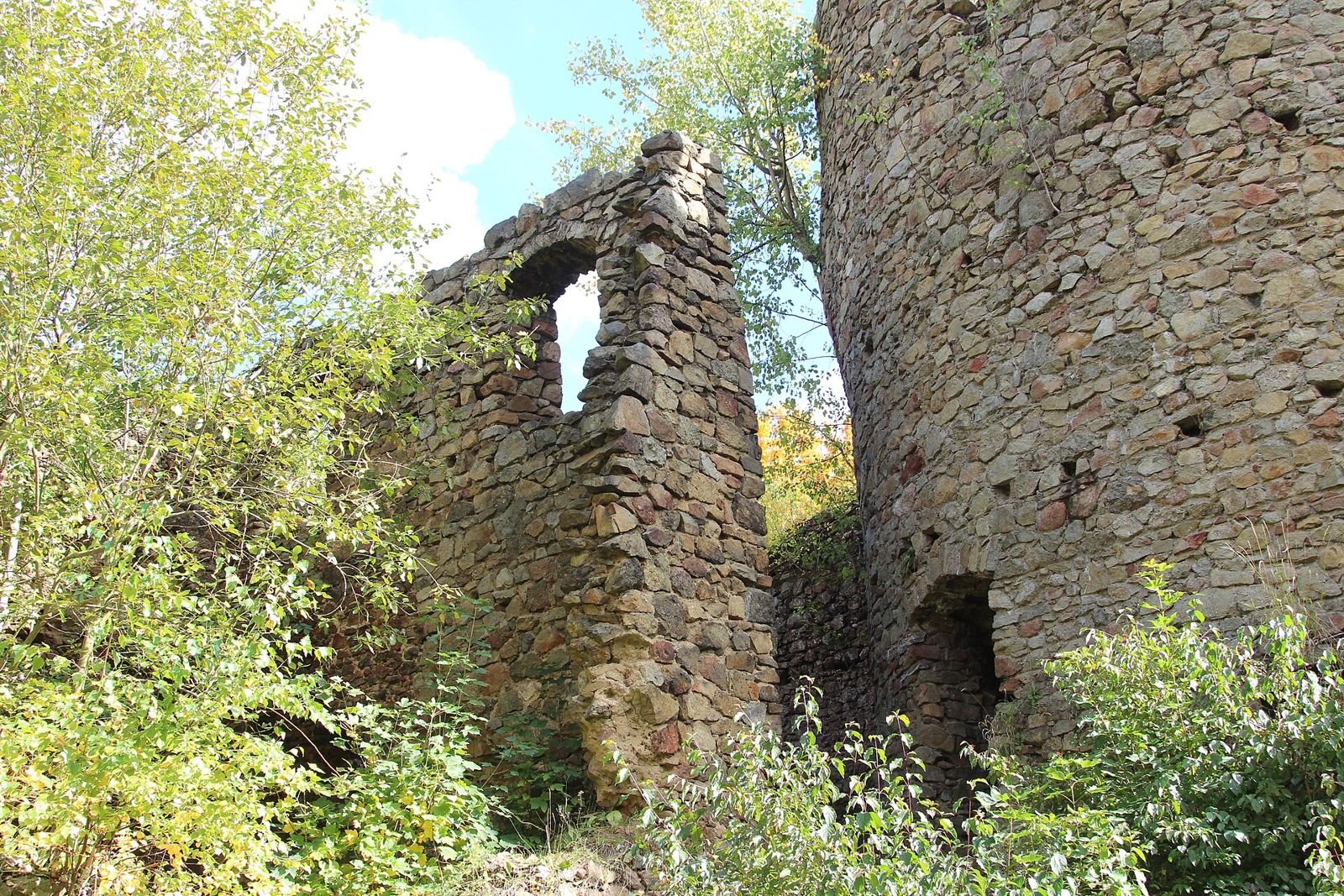 Kamienny mur ruin zamku Cisy z łukowymi otworami