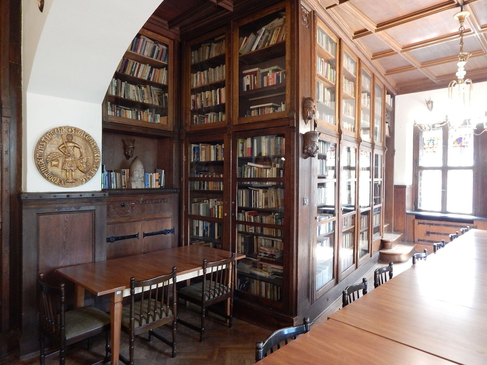 Biblioteka w Zamku Czocha z regałami pełnymi książek