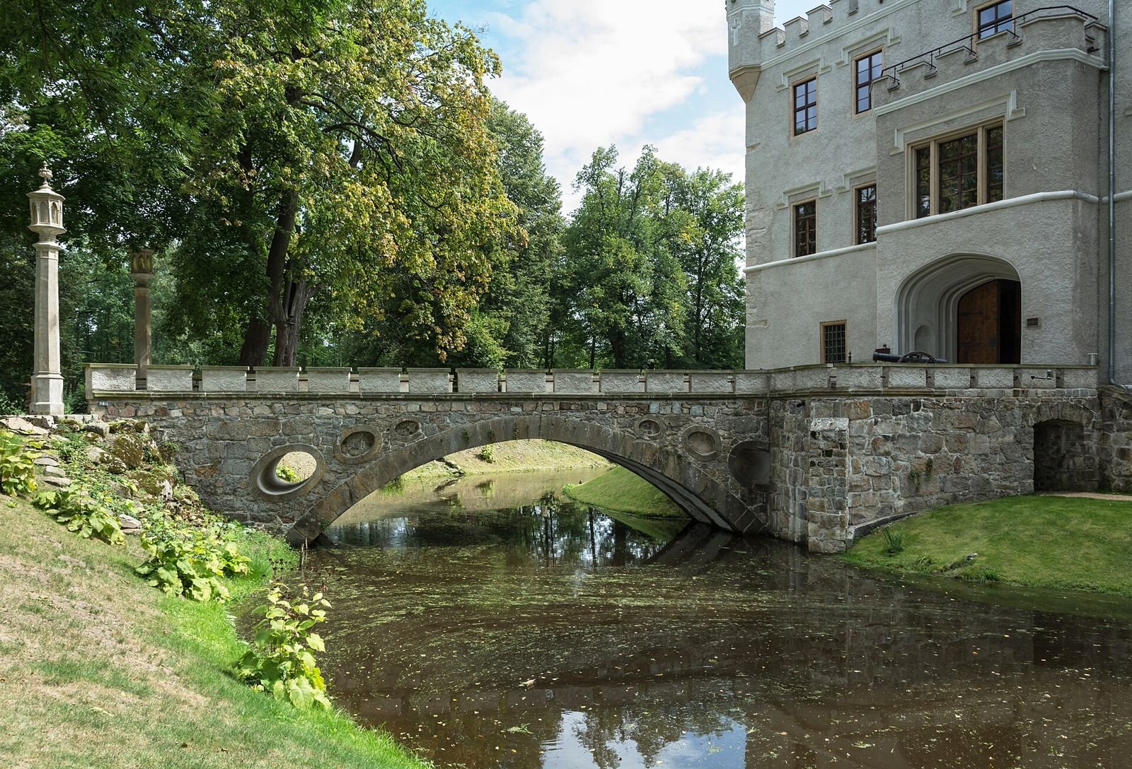 Kamienny most łukowy nad fosą prowadzący do wejścia zamku w Karpnikach.